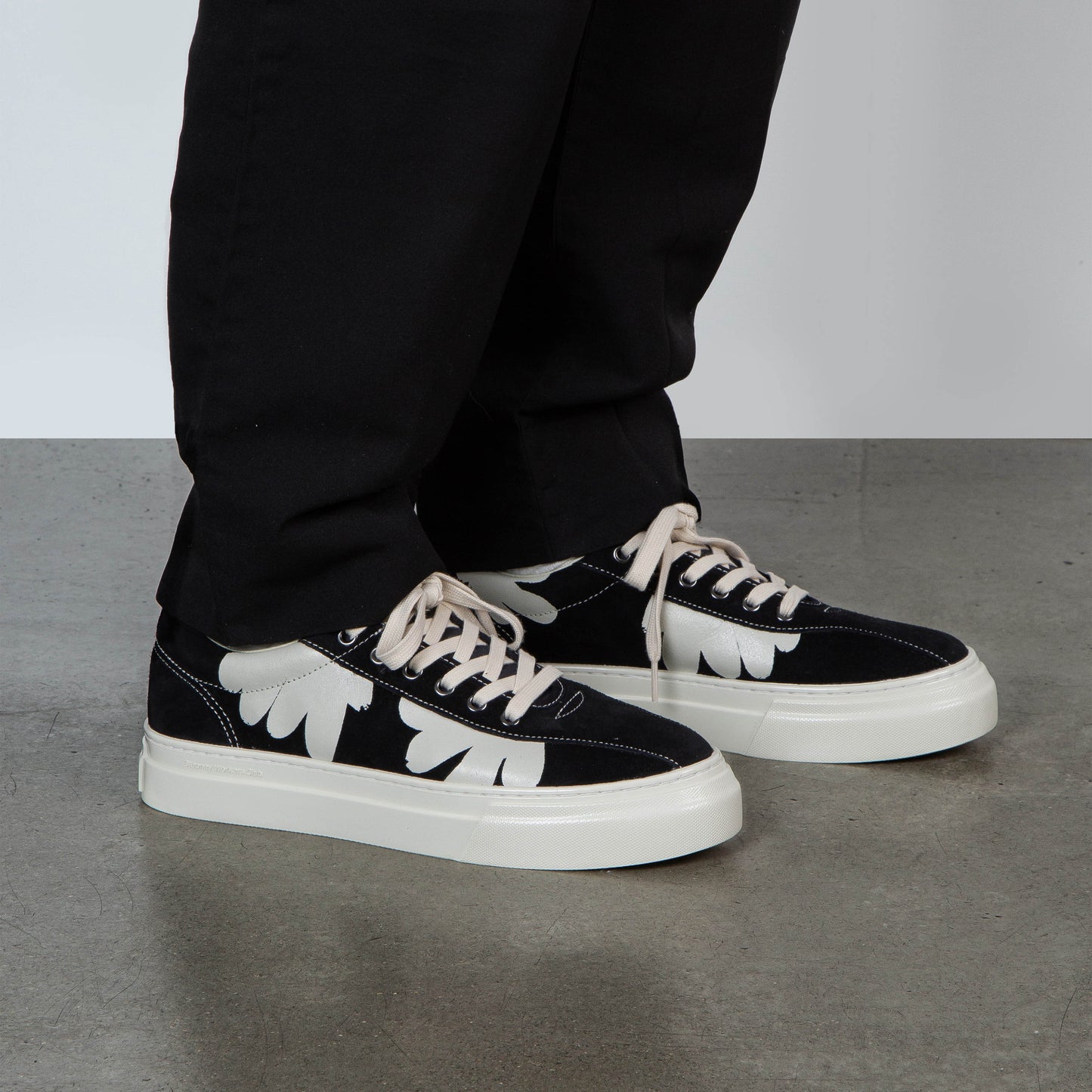 DELLOW CUP SHROOMHANDS SUEDE BLACK-WHITE