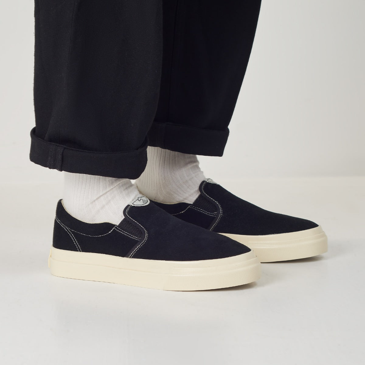 Lister Suede Black on foot