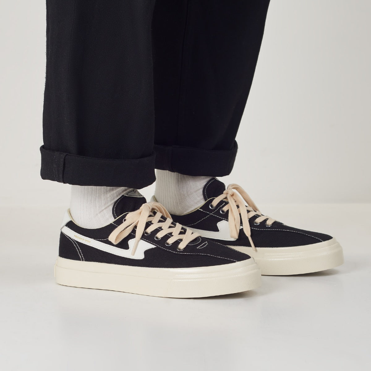 Dellow S-Strike Canvas Black on foot