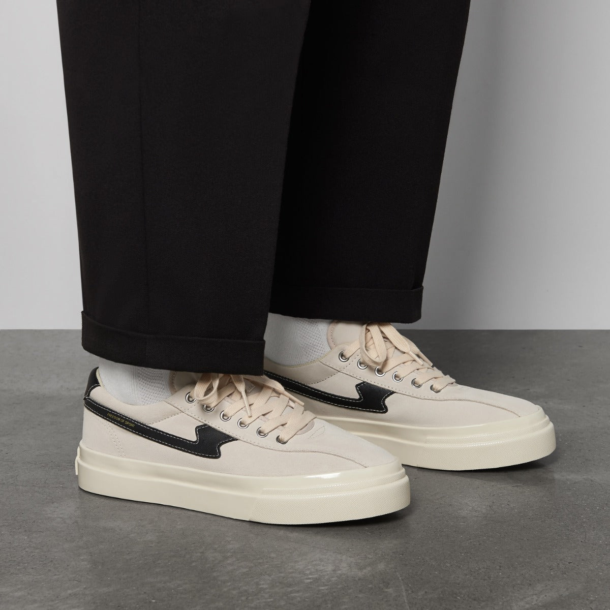 Dellow S-Strike Suede Ecru Black on foot