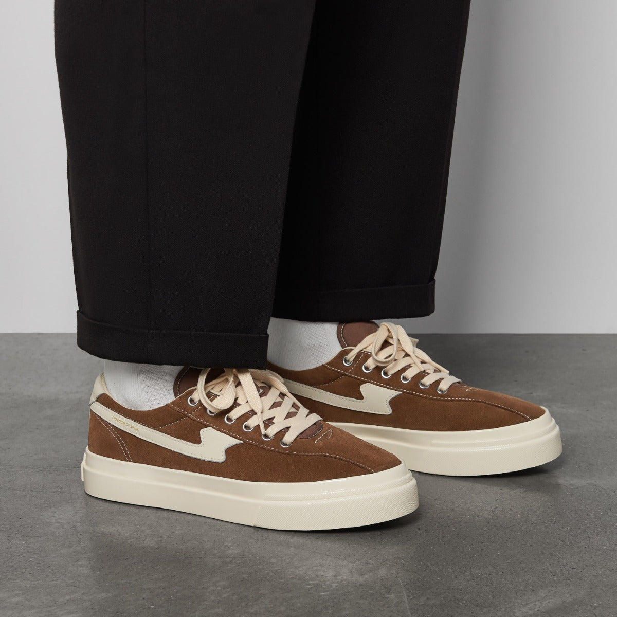 Dellow S-Strike Suede Bark on foot