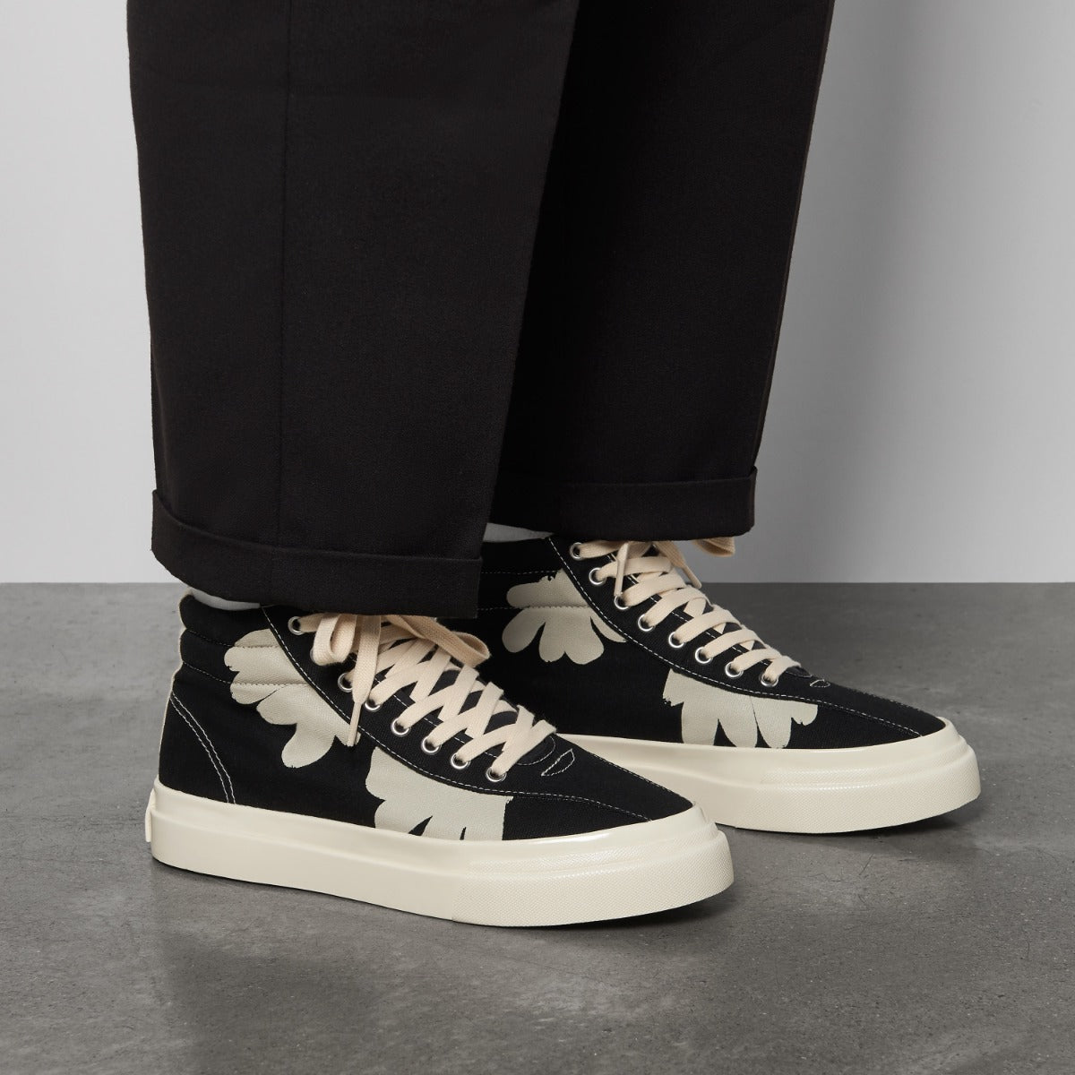 Varden Shroom Hands Canvas Black Ecru on foot