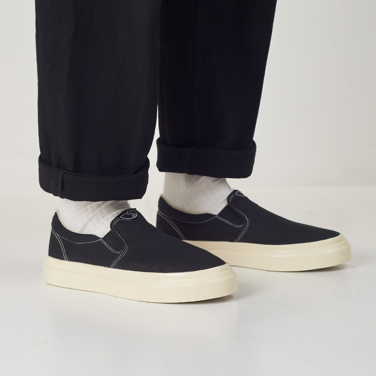 Lister Canvas Black on foot