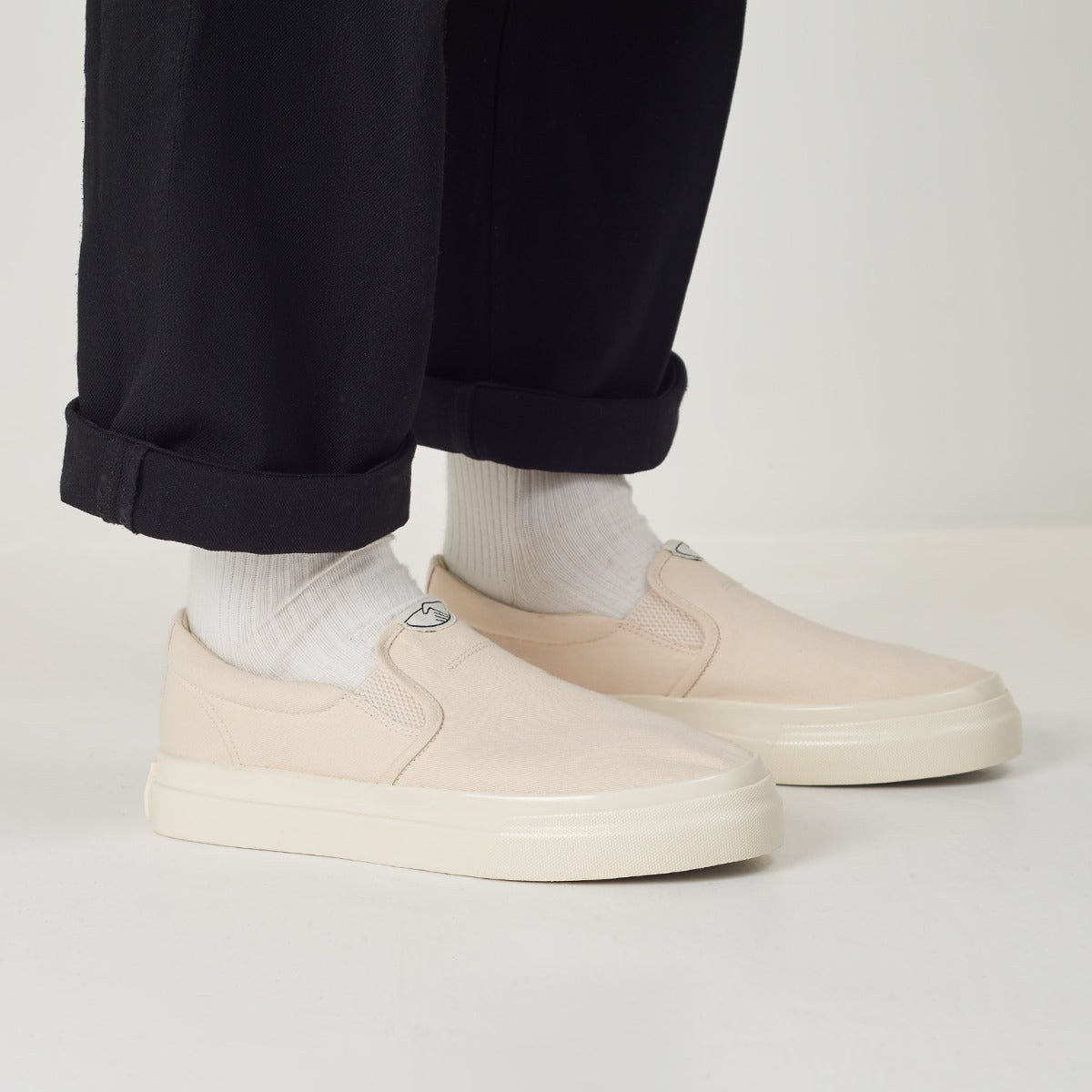 Lister Canvas Ecru on foot