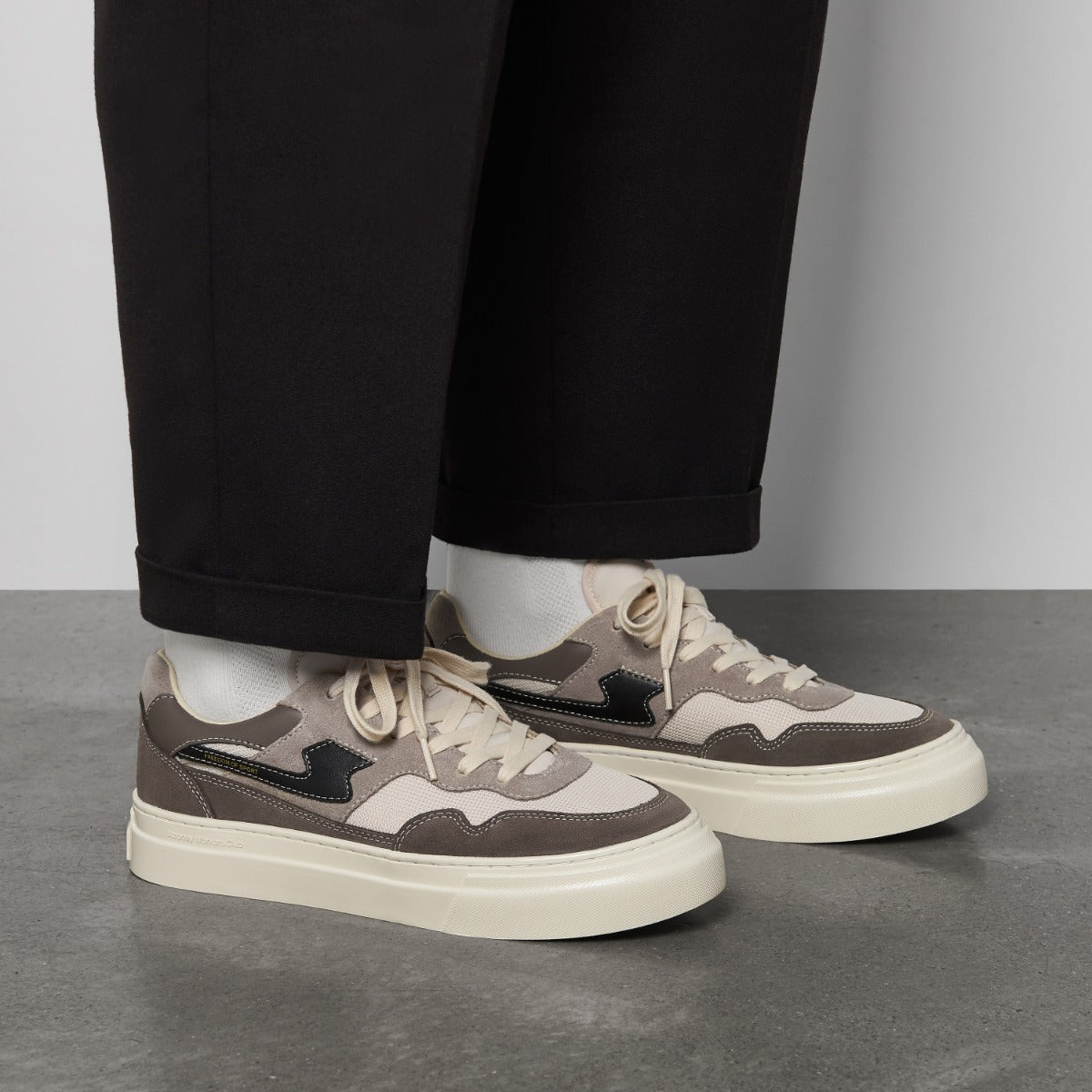 Pearl S-Strike Suede Mix Smoke on foot