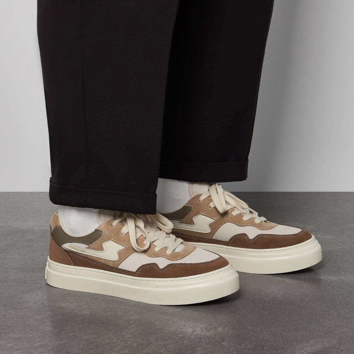 Pearl S-Strike Suede Mix Bark on foot