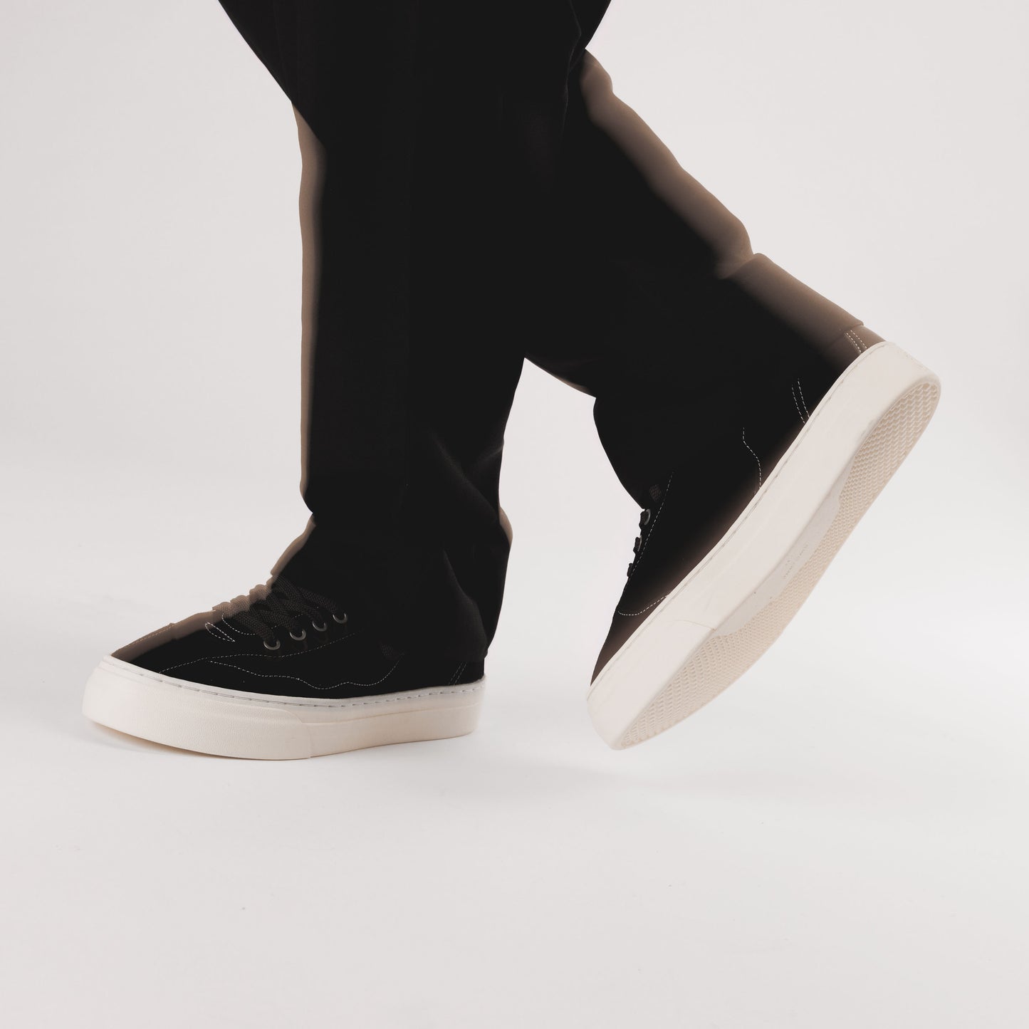 OM1b - Dellow Omni - Silk Suede - Black